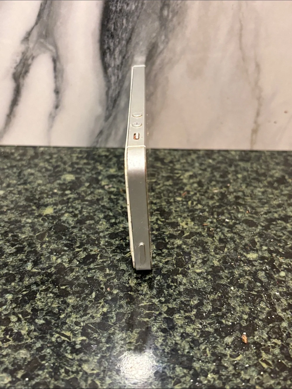 Apple iPhone 5 White and Black Front Smartphone BROKEN PARTS OR REPAIR